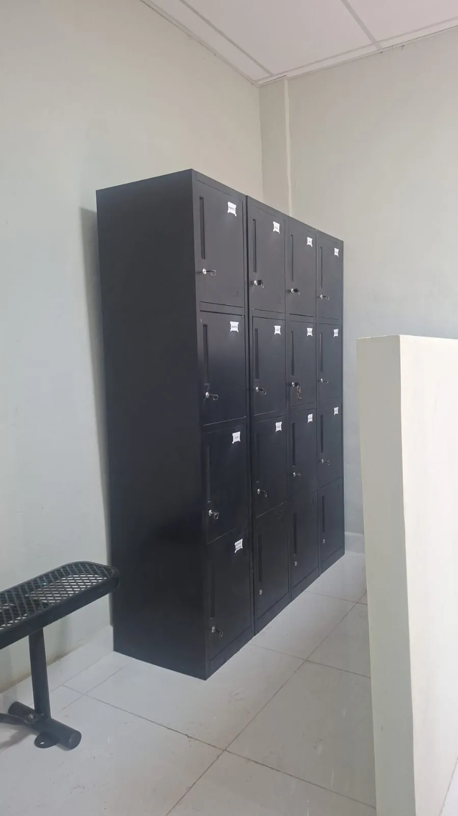 Fila de lockers metálicos instalados