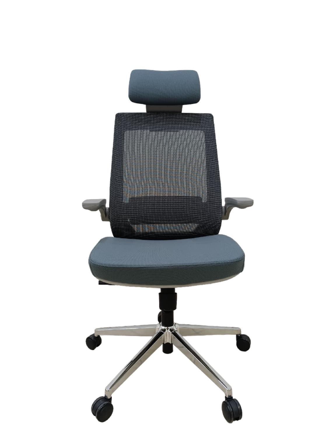 Silla Bari de malla gris con cabecera, brazos ajustables y base cromada