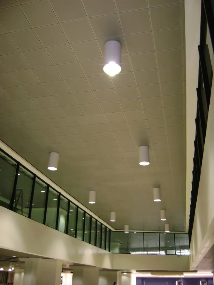 Cielo de placa perforada en una circulación del Aeropuerto Internacional La Aurora